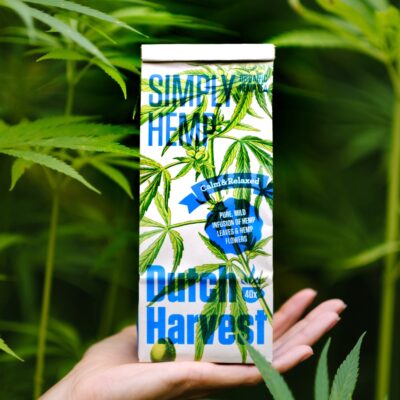 Dutch-Harvest-Hanftee-hand-SimplyHemp