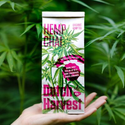 Dutch-Harvest-Hanftee-hand-hempChai